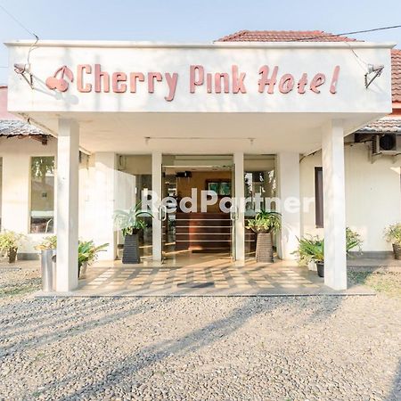 Cherry Pink Hotel Medan Mitra Reddoorz Екстер'єр фото